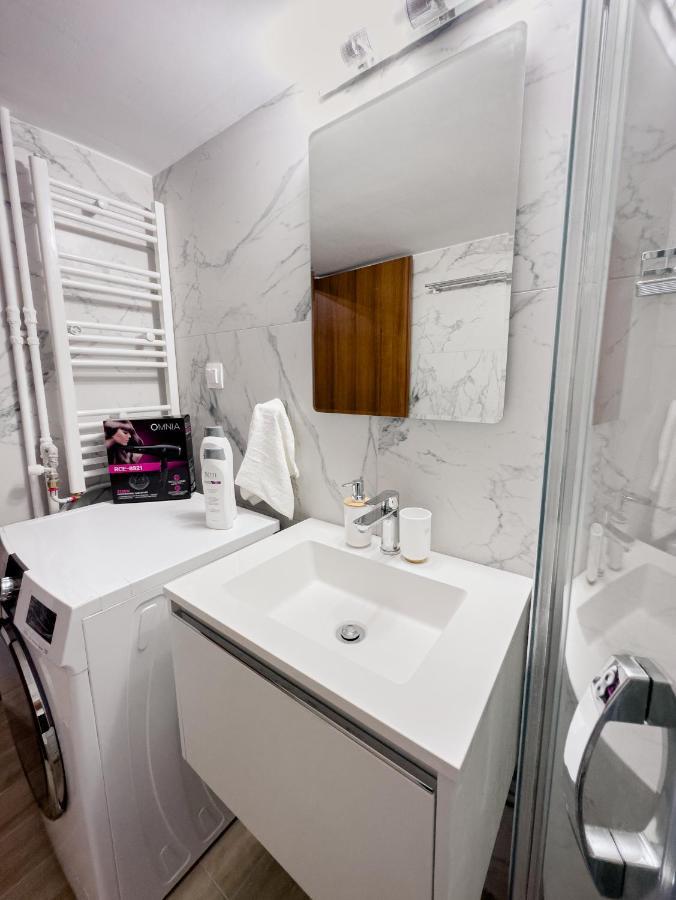 Metro Chic Haven: Modernized Urban Studio Near The Tram Athene Buitenkant foto